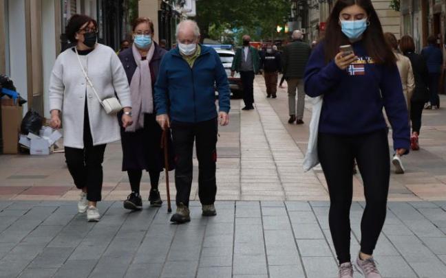 Varias personas pasean por el centro de Vitoria.