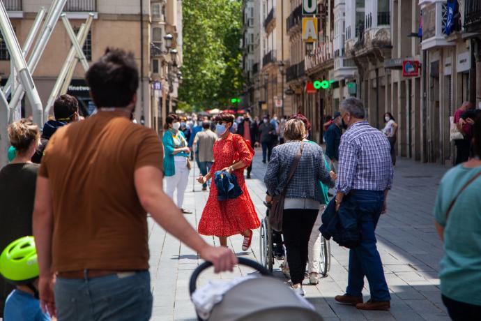 Varias personas pasean por el centro de Vitoria.