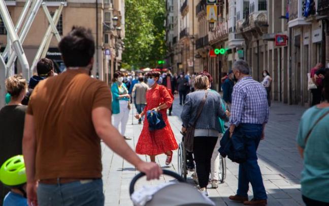 Varias personas pasean por el centro de Vitoria.