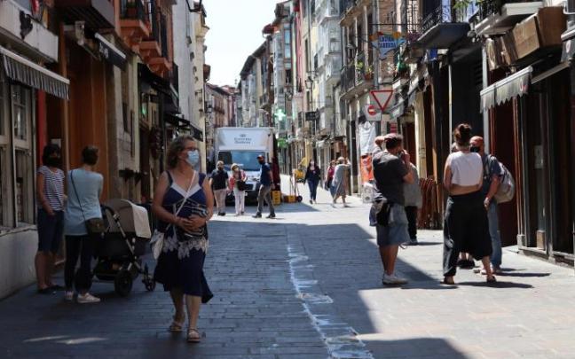 Varias personas pasean y charlan esta mañana en la calle Cuchillería.