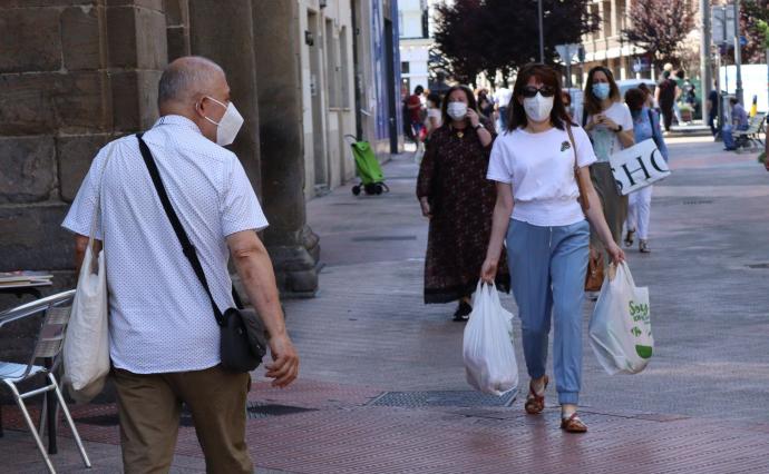 Varias personas pasean y hacen compras este martes en Vitoria.