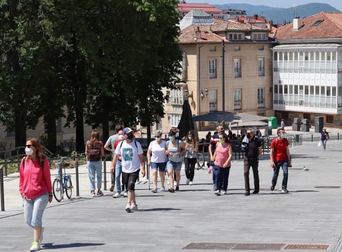 Varias personas pasean por el centro de Vitoria.