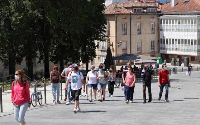 Varias personas pasean por el centro de Vitoria.