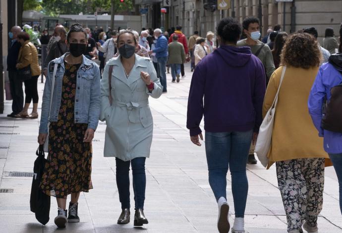 Varias personas pasean por el centro de Vitoria.