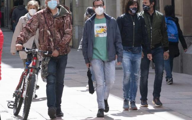 Varias personas pasean por el centro de Vitoria.