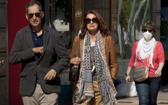 Viandantes por las calles de Vitoria el día en que se flexibilizó el uso de la mascarilla.