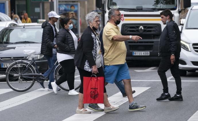 Varias personas pasean por el centro de Vitoria.