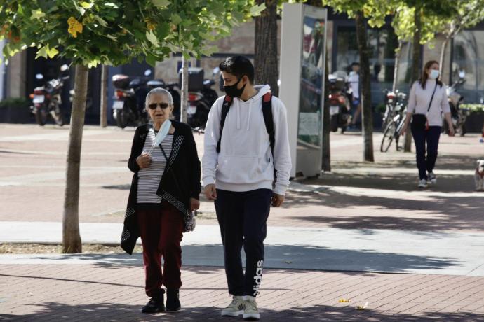 Dos personas pasean por Vitoria.