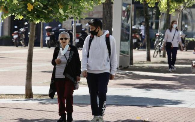 Dos personas pasean por Vitoria.