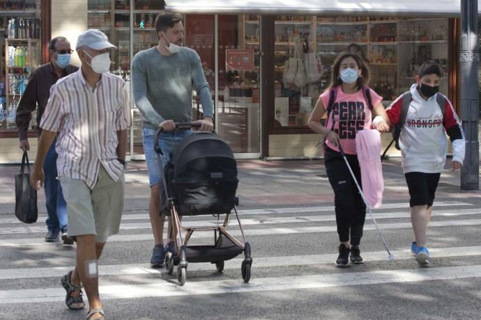 Varias personas pasean por el centro de Vitoria.