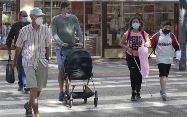 Varias personas pasean por el centro de Vitoria.