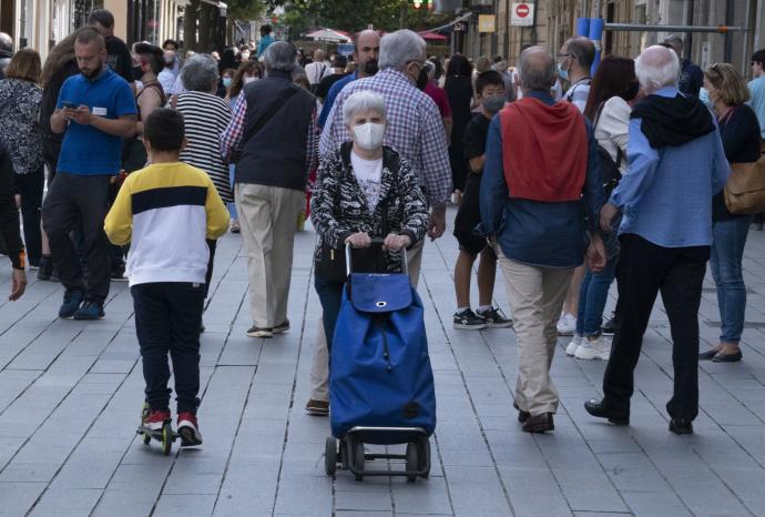 Tránsito de peatones por el centro de Vitoria.