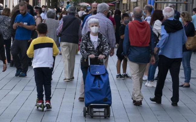 Tránsito de peatones por el centro de Vitoria.