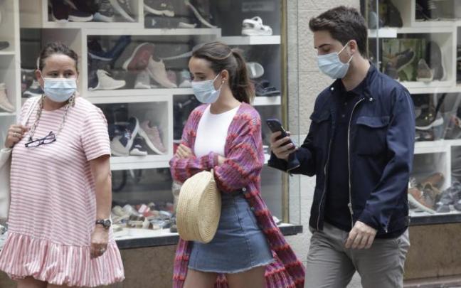 Varias personas pasean por el centro de Vitoria.