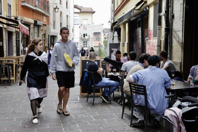 Ambiente en la céntrica calle Cuchillería durante estas jornadas de 'no fiestas'.