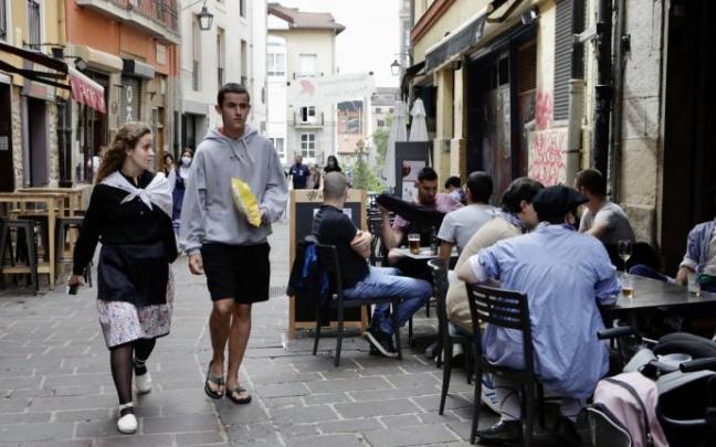 Ambiente en la céntrica calle Cuchillería durante estas jornadas de 'no fiestas'.