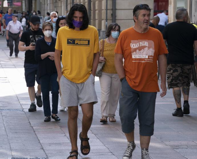 Varias personas pasean por el centro de Vitoria.