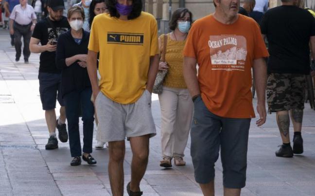 Varias personas pasean por el centro de Vitoria.