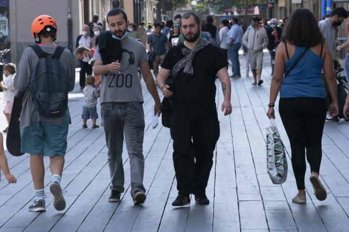 Varias personas pasean por el centro de Vitoria.