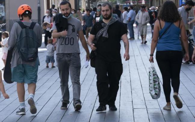 Varias personas pasean por el centro de Vitoria.