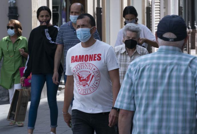 Varias personas pasean por el centro de Vitoria.