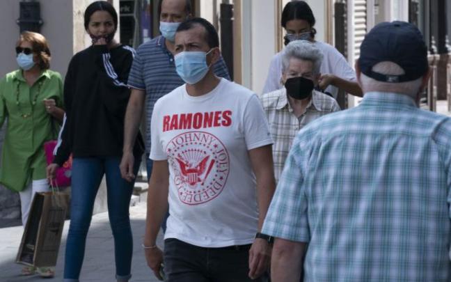 Varias personas pasean por el centro de Vitoria.
