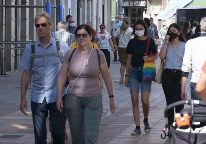 Varias personas pasean por el centro de Vitoria.