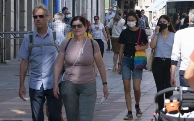 Varias personas pasean por el centro de Vitoria.