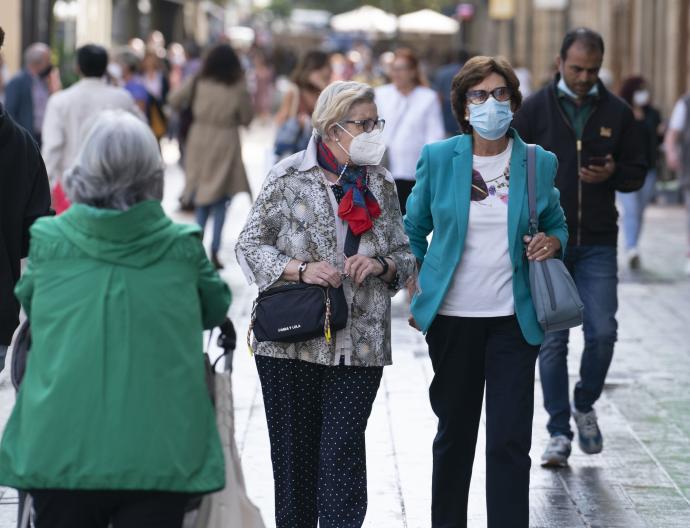 Varias personas pasean por el centro de Vitoria.