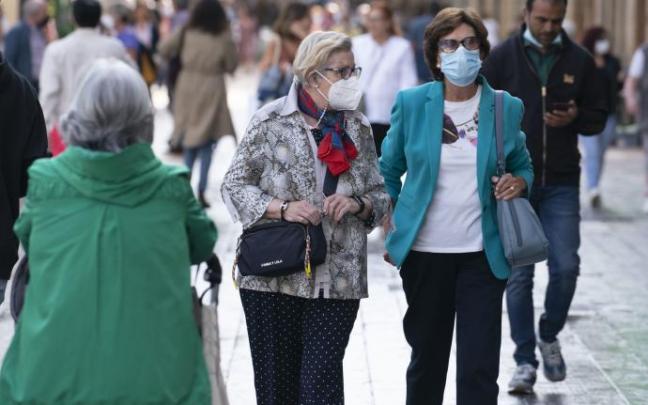 Varias personas pasean por el centro de Vitoria.