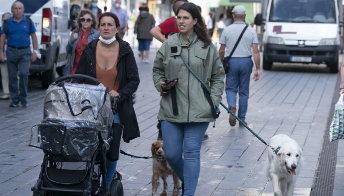 Tránsito de personas en el centro de Vitoria.