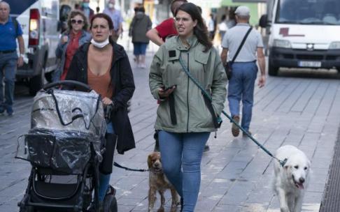 Tránsito de personas en el centro de Vitoria.