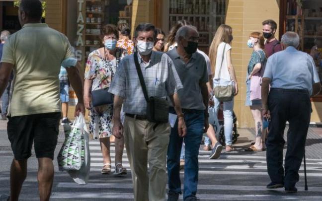 Varias personas pasean por el centro de Vitoria.