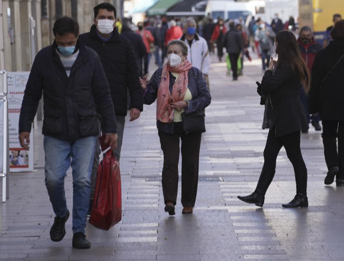 Varias personas pasean por el centro de Vitoria.