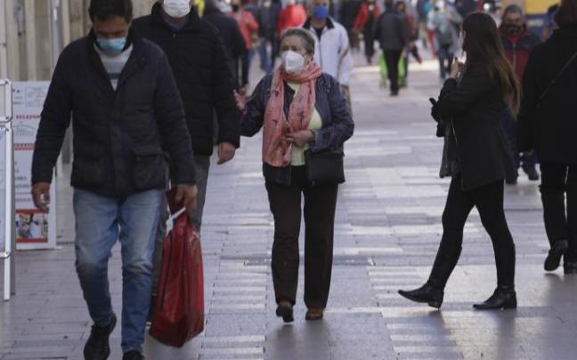 Varias personas pasean por el centro de Vitoria.