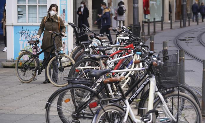 Bicicletas aparcadas en el centro de Vitoria.