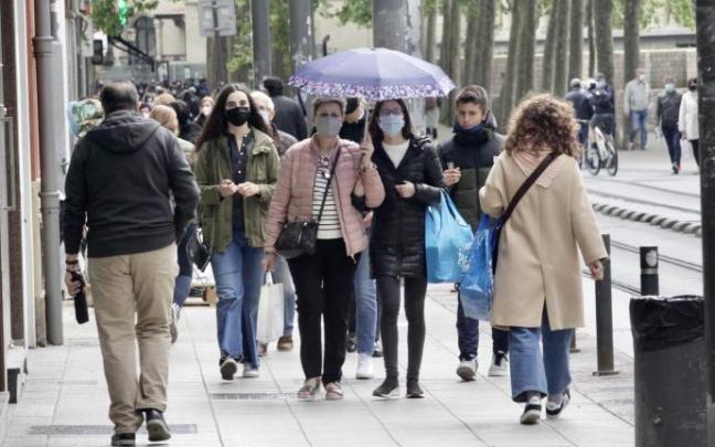 Tránsito de peatones por el centro de Vitoria.