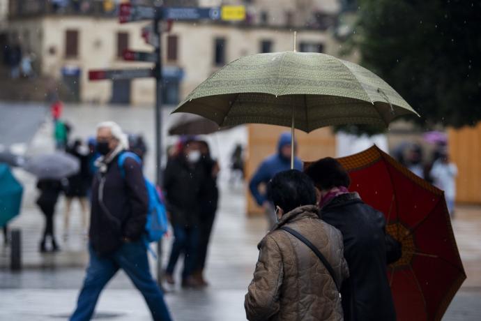 Tránsito de personas por el centro de Vitoria.