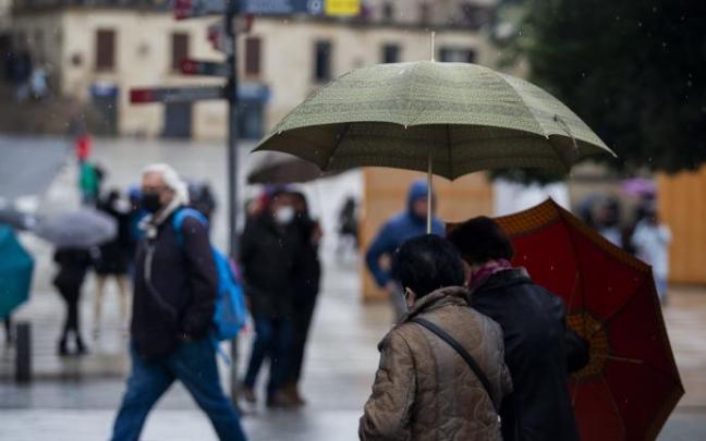 Tránsito de personas por el centro de Vitoria.