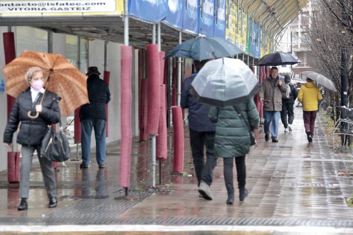 Varias personas pasean por Vitoria.