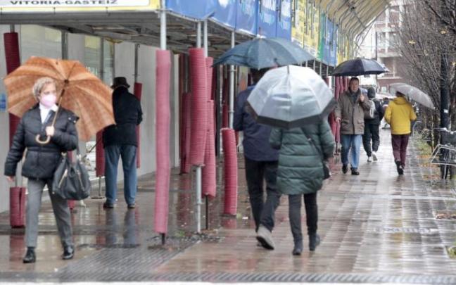 Varias personas pasean por Vitoria.