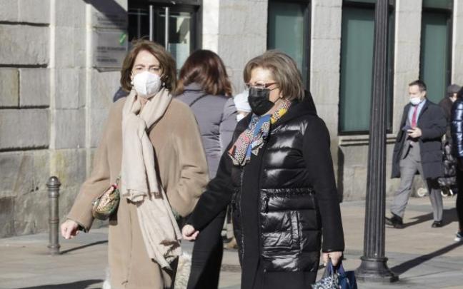 Dos mujeres protegidas con sus mascarillas pasean por Vitoria. Dos mujeres protegidas con sus mascarillas pasean por Vitoria.