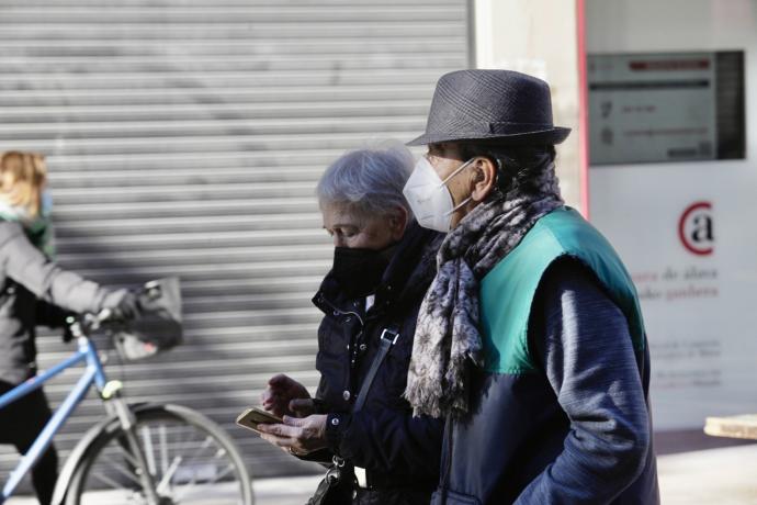 Una pareja pasea por Vitoria.