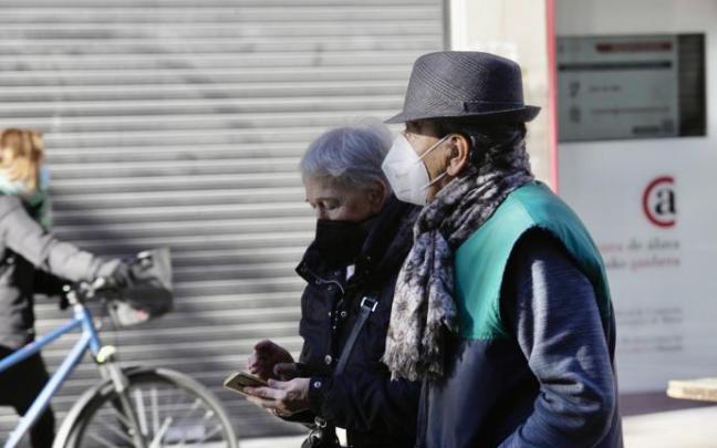 Una pareja pasea por Vitoria. Una pareja pasea por Vitoria.