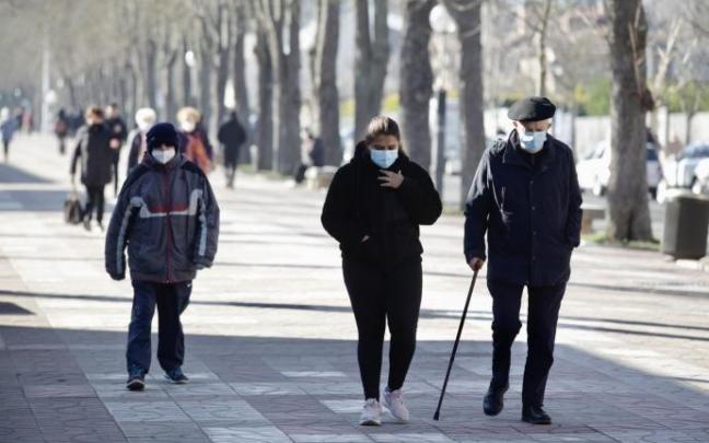 Varias personas pasean por Vitoria protegidas con sus mascarillas. Varias personas pasean por Vitoria protegidas con sus mascarillas.