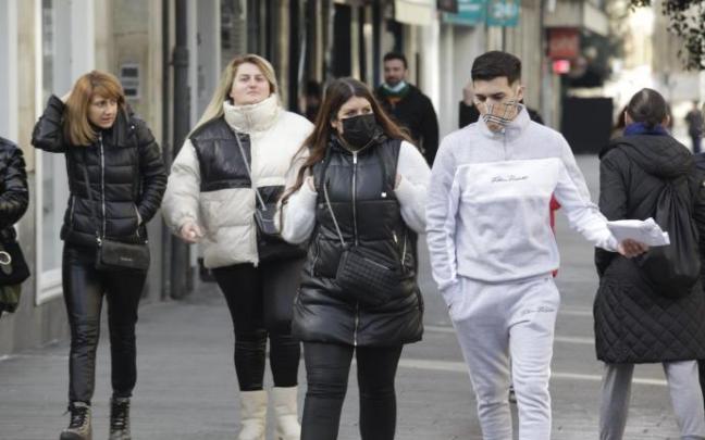 Tránsito de personas por las calles de Vitoria, este jueves.