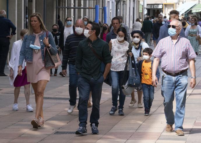 Varias personas pasean por el centro de Vitoria.