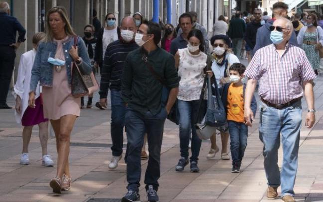 Varias personas pasean por el centro de Vitoria.