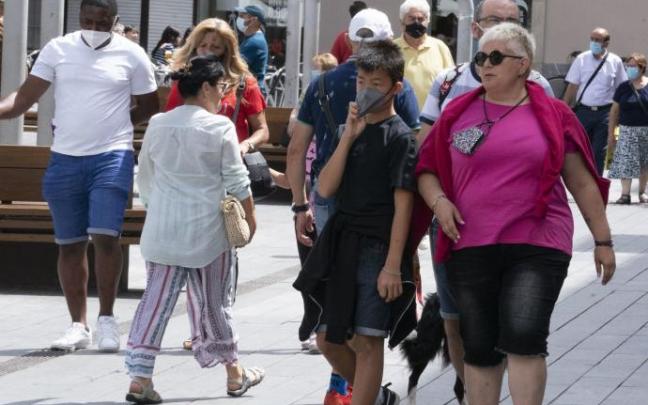Varias personas pasean por la céntrica Virgen Blanca.