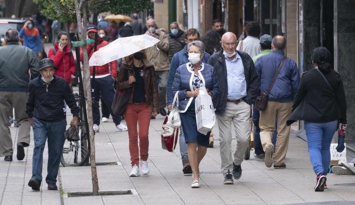 Varias personas pasean por el centro de Vitoria.